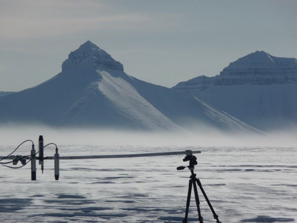 Måleinstrumenter i snø med fjell bak