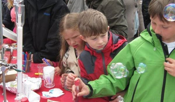 Barn ved stand
