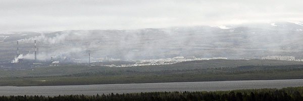 Smelteverket og Nikel by, sett fra høyde 96 i Pasvikdalen