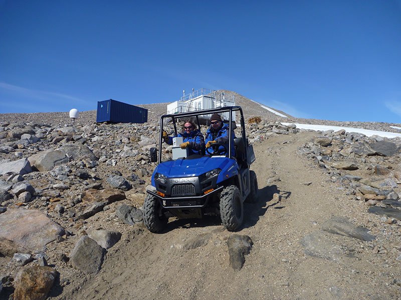 Chris René Lunder og Are Bäcklund i den elektriske ATV-en "Vesla" 