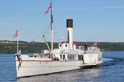 Dampskipet Skibladner seiler på Mjøsa