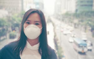 Kvinne med maske mot forurensning i Bangkok