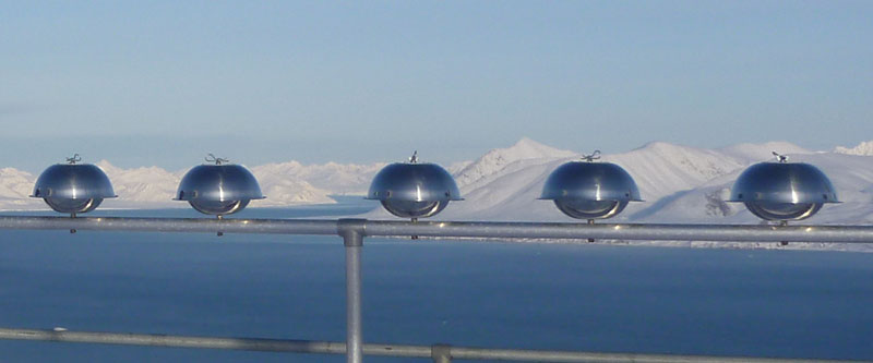 Passive luftmålere / prøvetakere montert på Zeppelinobservatoriet, Svalbard
