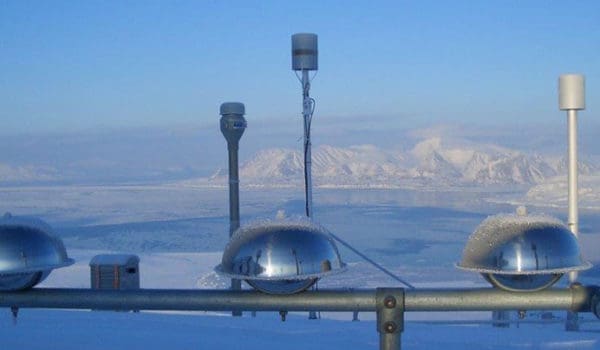 Passive luftmålere / prøvetakere montert på Zeppelinobservatoriet, Svalbard