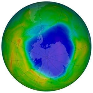 Illustrasjon av jordkloden med ozonhullet over Antarktis