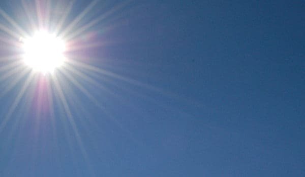 Strålende sol og blå himmel