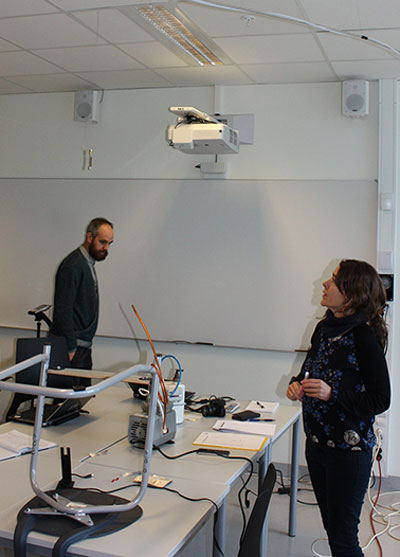 Forskere fra NILU tar prøver i et klasserom
