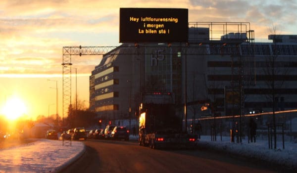 Trafikk vinterdag ved solnedgang