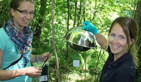 Ingjerd Sunde Krogseth (left) and Helene Lunder Halvorsen (right) deploying UFOs.