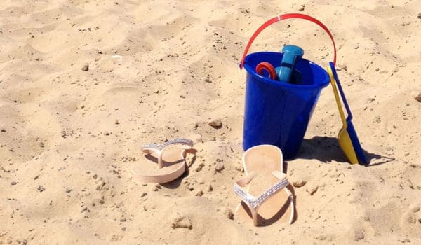 Bøtte og spann på strand