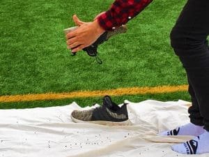 Gutt tømmer fotballsko for gummigranulat