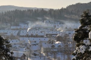 Bilde av en samling hus med røyk fra pipene