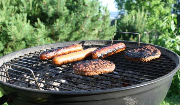 Pølser og hamburgere på grillen.