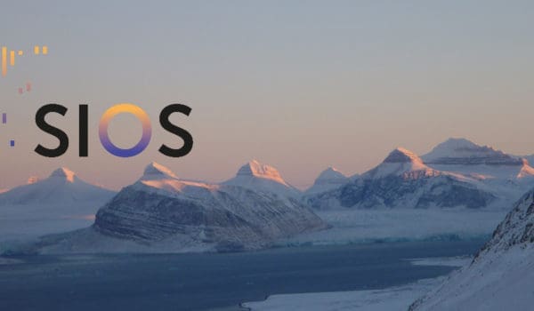 Bilde fra Svalbard med SIOS-logoen på.