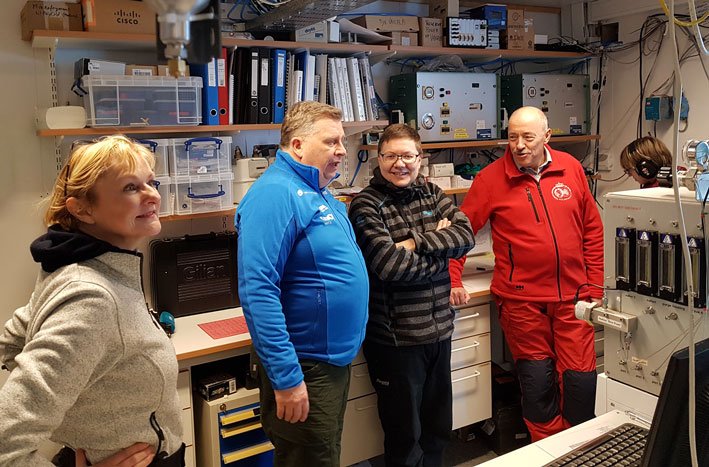 Kari Nygaard, Atle Hamar, Ove Hermansen, Ole Arve Misund i et av instrumentrommene på Zeppelinstasjonen.