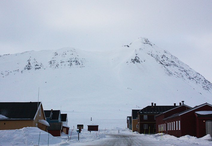 Ny Ålesund med Zeppelinfjellet i bakgrunnen