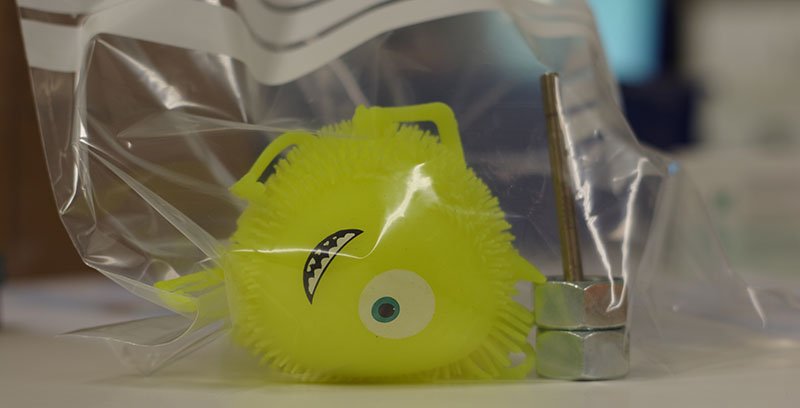 En av lekene fra undersøkelsen i en lufttett ziplock-plastpose, som også inneholder en Tenax TA-luftprøvetaker.