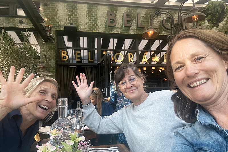Pernilla Holgersson, Charlotta Möller og Johanna Berlin fra NILU AB sitter ved et bord og smiler og vinker