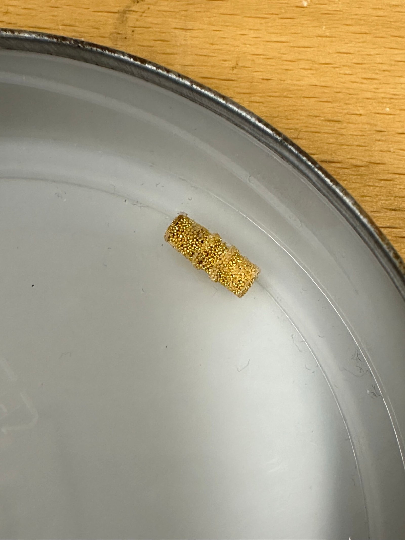 En gullfelle fra et Tekran-instrument består av sammenpressede gullpellets. Foto: Sam Celentano, NILU