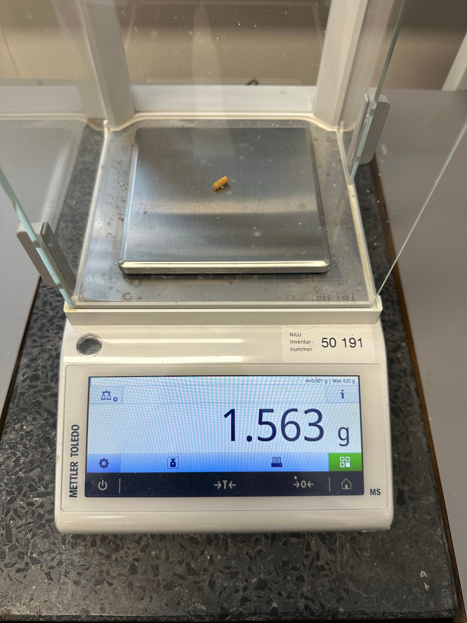 Hver enkelt gullfelle veier rundt 1,5 gram. Foto: Sam Celentano, NILU