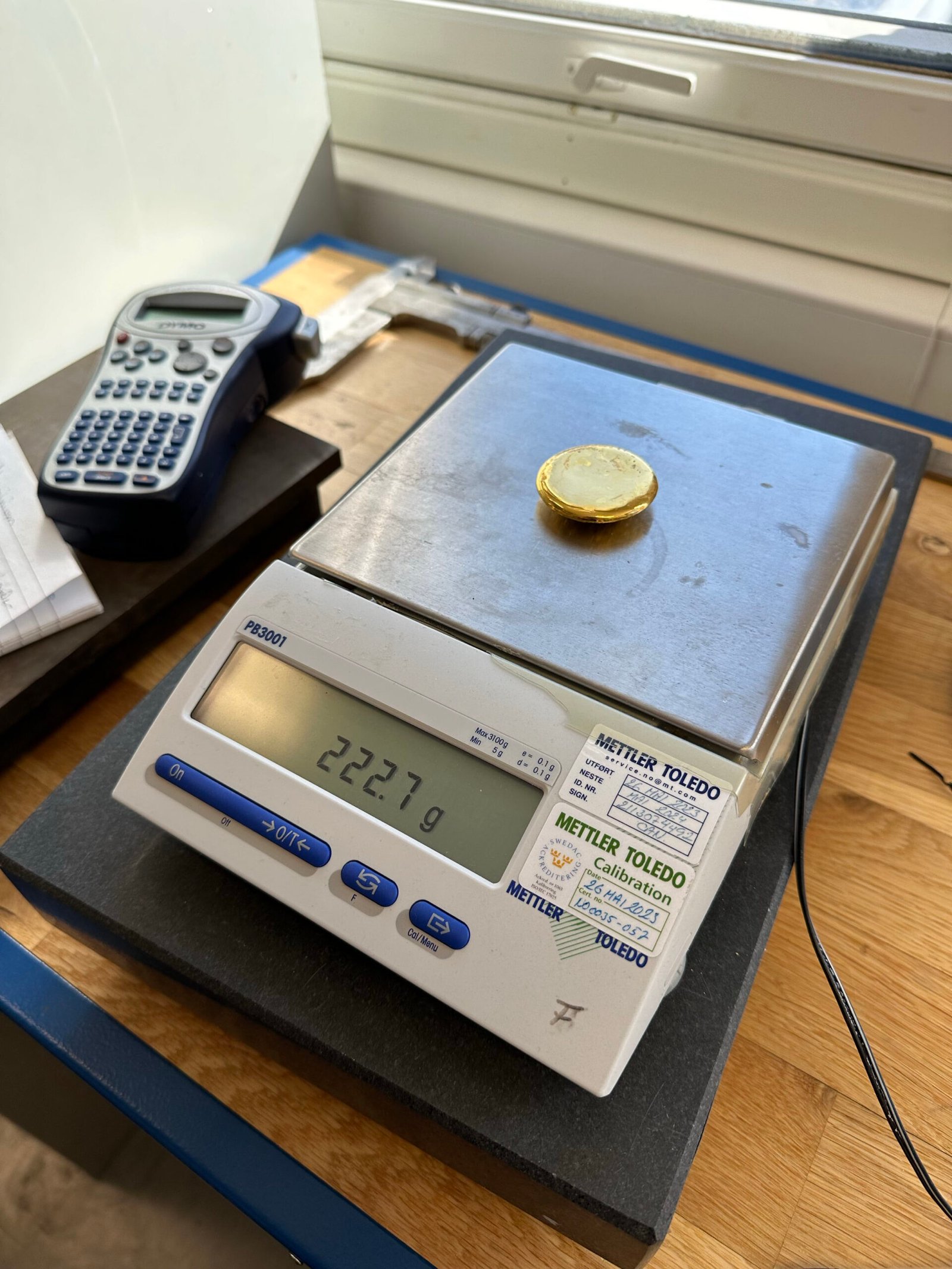222,7 gram gull på vekta. Foto: Sam Celentano, NILU