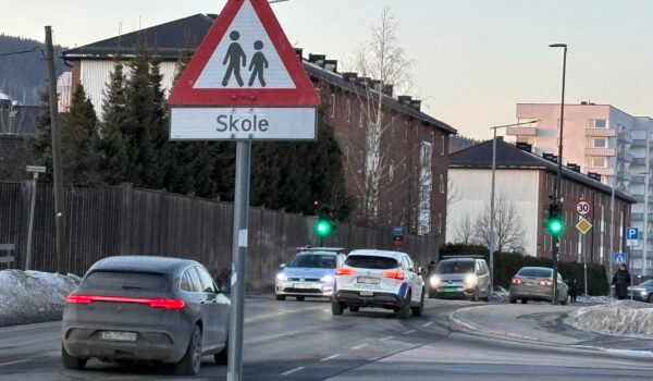 Trafikk ved Skole-skilt